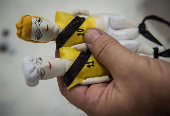 Muñecos, velas y amuletos para dar fuerza a la Seleçao en el Mundial