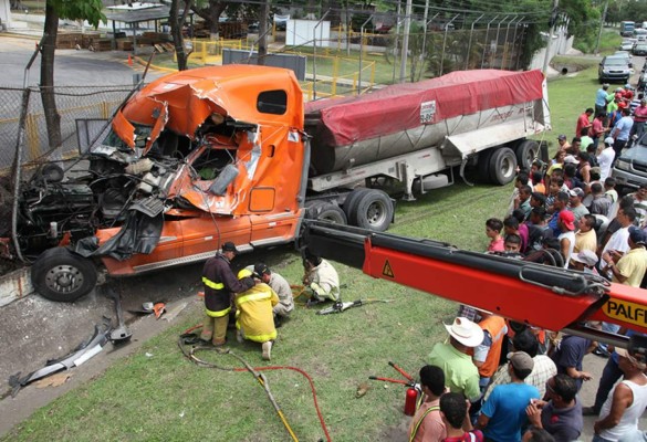 Chofer de rastra muere en un brutal accidente en el norte de Honduras