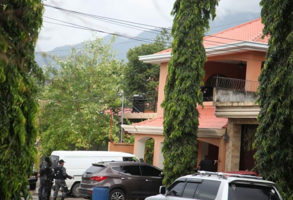 Ante la Fiscalía extranjeros y hondureño detenidos en allanamiento