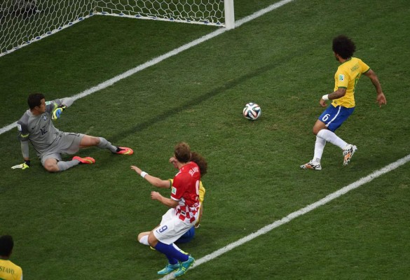 Neymar y un penal inexistente alivian el estreno de Brasil