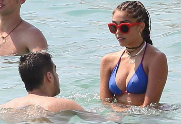 Hija de Madonna luce escote en Francia