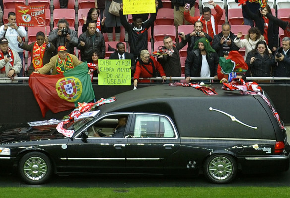 Portugal se viste de negro para recordar a Eusébio