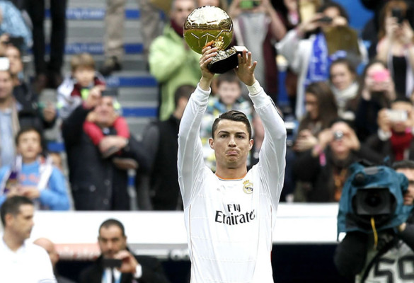 Cristiano ofrece el Balón de Oro al Santiago Bernabéu