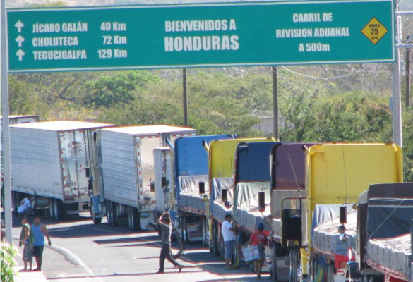 El Salvador busca suspender el cobro que paraliza la carga en sus fronteras