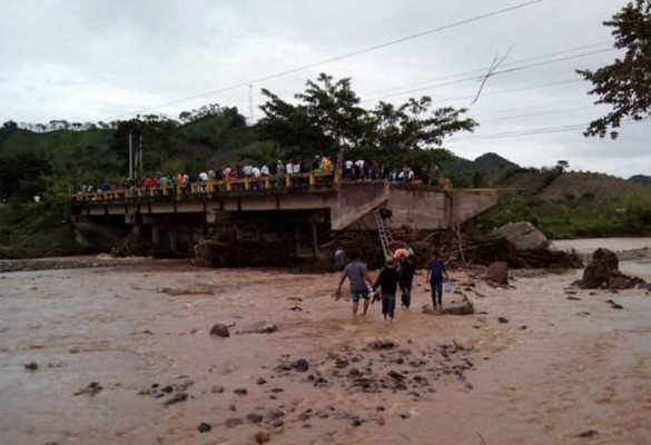 Honduras: Caída de puente deja interrumpido el paso en Planes, Colón
