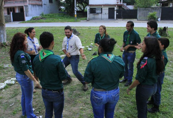 Pareja de argentinos viajeros llega San Pedro Sula a compartir con grupo scout