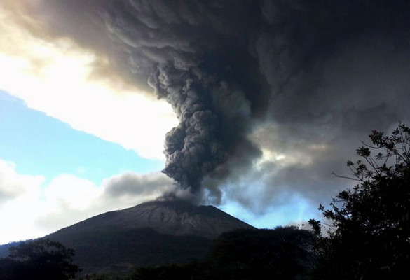 Cancelados varios vuelos debido a erupción del Chaparrastique
