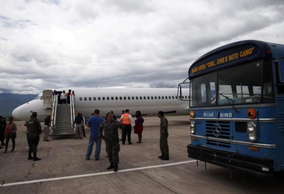 Estados Unidos deporta a 16 menores hondureños junto a sus madres
