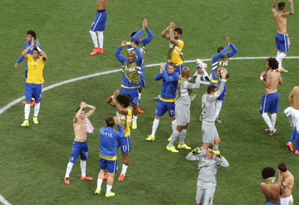 Neymar y un penal inexistente alivian el estreno de Brasil