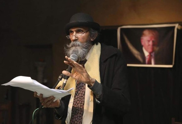 El escritor indio Sanjay Singh Yadav presentó hoy en Delhi el Partido Trumpista de la India, una formación independiente inspirada en la figura del presidente electo estadounidense, Donald Trump. EFE.