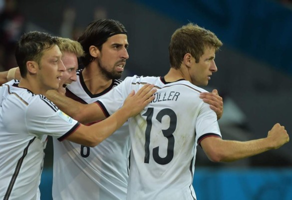 Ozil fulmina a Argelia y consolida el pase a cuartos de Alemania