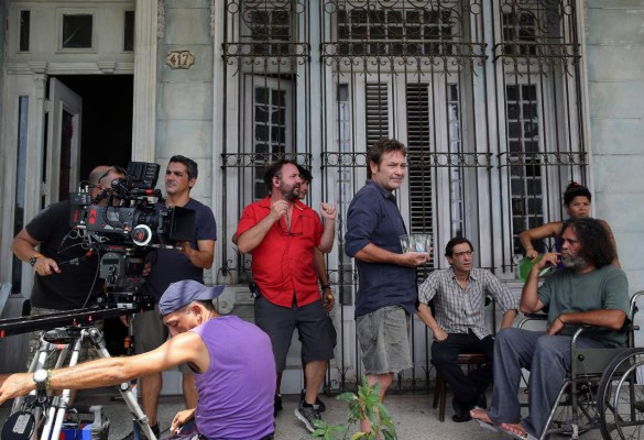 ACOMPAÑA CRÓNICA: CUBA CINE. HAB05. LA HABANA (CUBA), 28/06/2015.- Los actores cubanos Jorge Perugorría (c), Jorge Martínez (2-d) y Luis Alberto García (d) durante el rodaje de una escena sobre la 'saga Conde' el lunes 22 de junio de 2015, en La Habana (Cuba). Mario Conde, el popular personaje del escritor Leonardo Padura, dará el salto al cine con una película y una miniserie televisiva que se rueda actualmente en La Habana bajo la dirección del español Félix Viscarret y con Jorge Perugorría en la piel del policía más famoso de la literatura cubana. EFE/Alejandro Ernesto