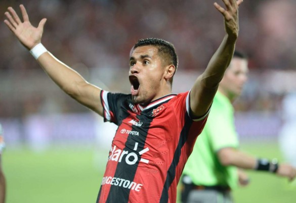 Roger Rojas enamora y causa revuelo en Costa Rica