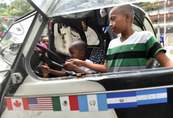 Franceses viajan al Mundial en un Citröen pintado como balón