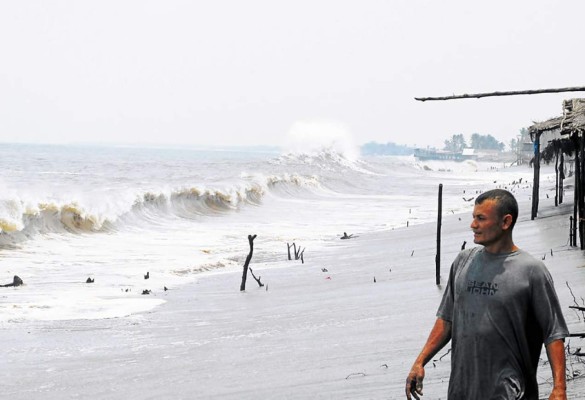 Honduras declara alerta verde en el Pacífico por oleaje derivado de 'Amanda'  