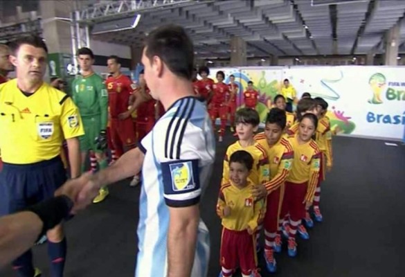 Video: Messi volvió a dejar con la mano tendida a un niño