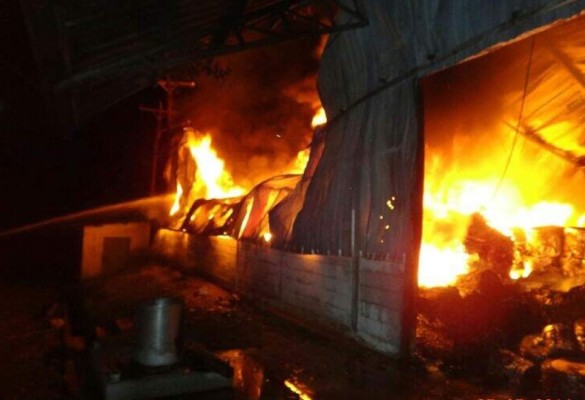 Se incendia bodega de plásticos en Choloma