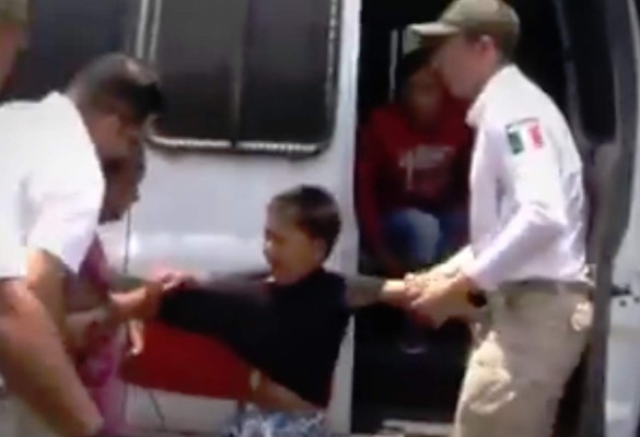 Video: Agentes migratorios intentan separar a niño migrante de su madre