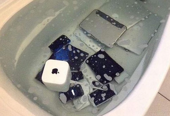 Enamorada se venga de su pareja infiel sumergiendo sus gadgets de Apple