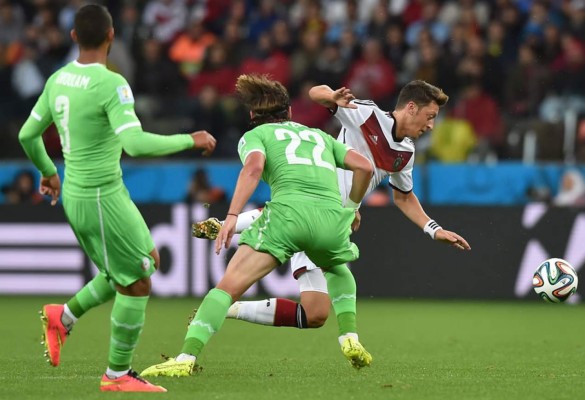 Ozil fulmina a Argelia y consolida el pase a cuartos de Alemania