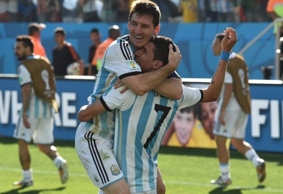 Di María se viste de Ángel y lleva a Argentina a cuartos