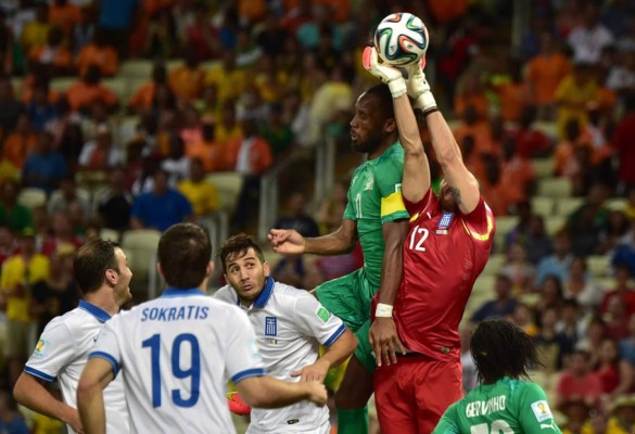 Samaras clasifica a Grecia a octavos con un gol de penal en el descuento