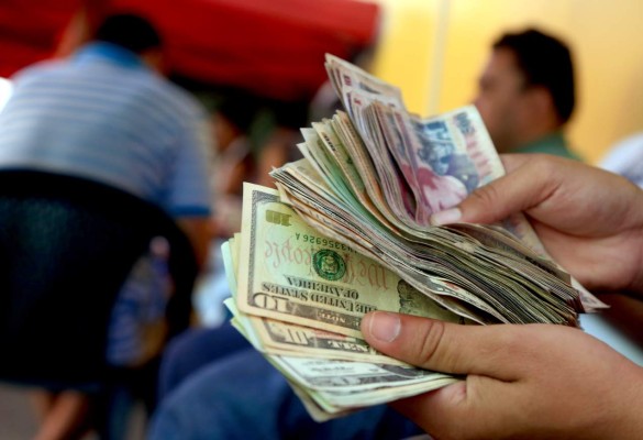 Cambistas aseguran el cobro de remesas en dólares no les beneficia ni les afecta