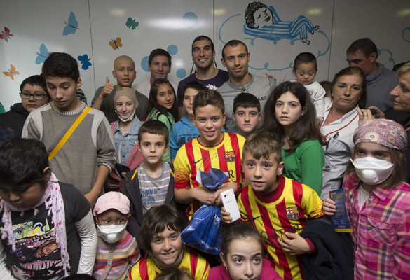 Jugadores del Barcelona llevan regalos a niños hospitalizados