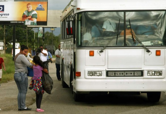 Hondureña deportada: 'Me dolía ver a mi hija dormir en el zacate'