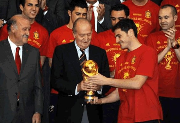 Reyes de España desean suerte a su Selección