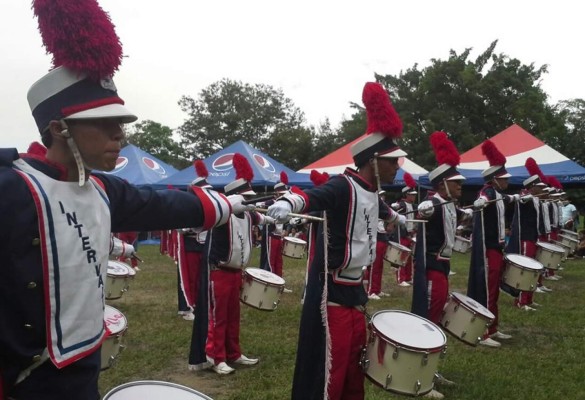 Reñido pulso entre las bandas marciales de Honduras