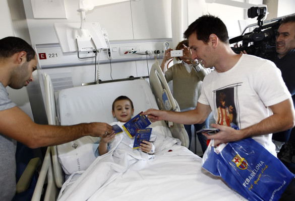 Jugadores del Barcelona llevan regalos a niños hospitalizados