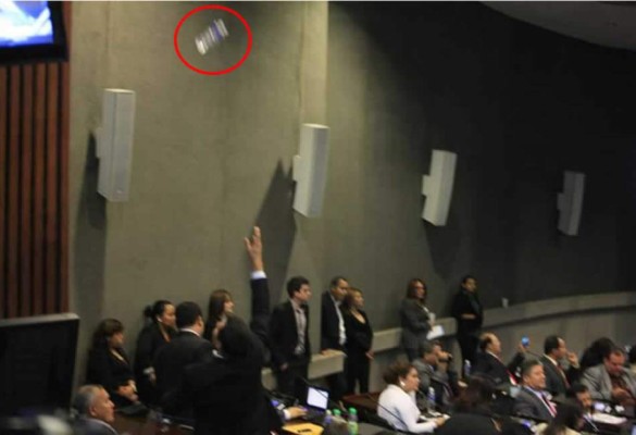 Diputados de Libre agreden a empleados del Congreso de Honduras