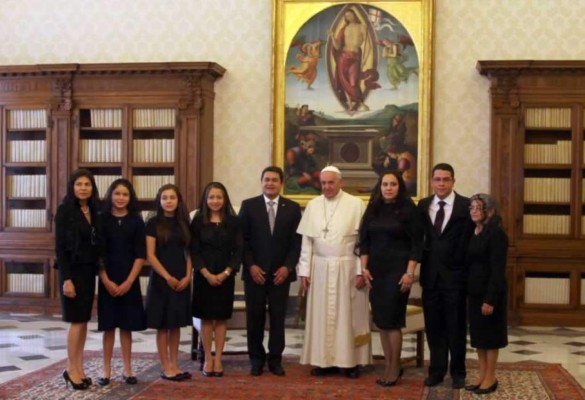 Juan Orlando Hernández se reunió con el Papa y lo invitó a Honduras