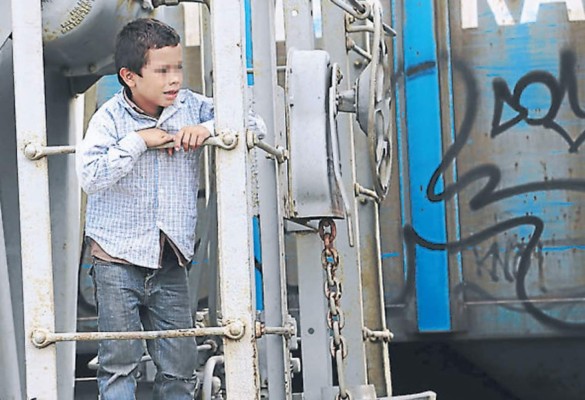 Así arriesgan padres hondureños a sus bebés al subirlos a la 'Bestia”