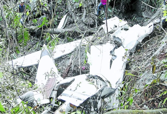 Hallan cadáveres de pilotos junto a la avioneta que se estrelló en Honduras