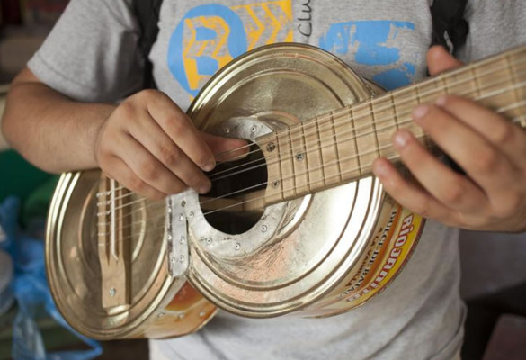 Niños transforman la basura en instrumentos musicales