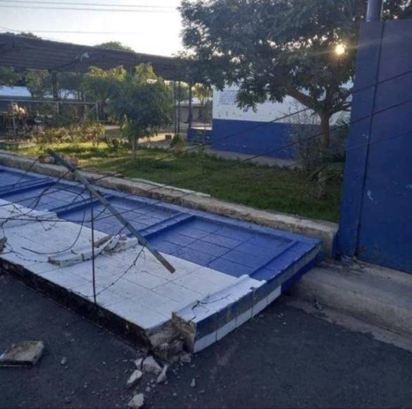 El ministerio salvadoreño de Educación informó en Twitter que debido al temblor el muro perimetral de una escuela colapsó en la frontera Las Chinamas.