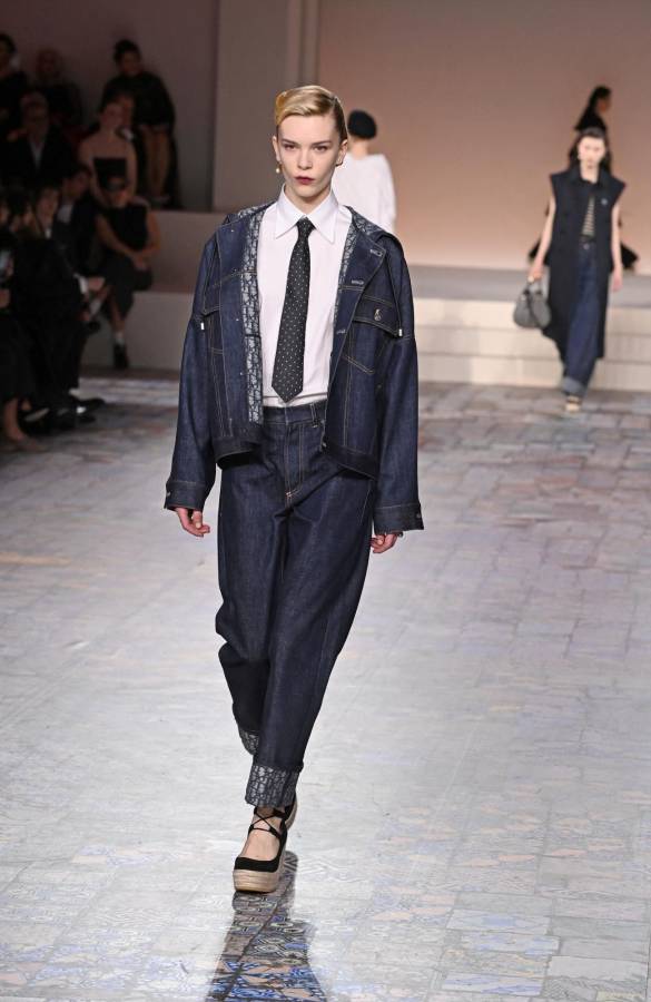 ”Los trajes masculinos de Marlene Dietrich provocaron un escándalo, reivindicando una libertad que, no lo olvidemos, incluye la elección de cada mujer de vestir como desee”, insiste la casa de modas francesa.