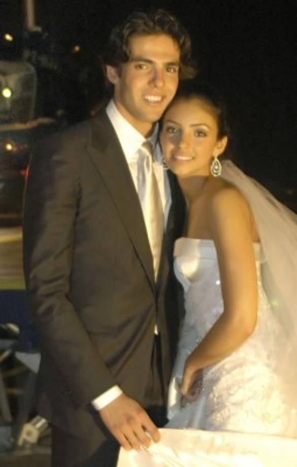 Kaká y Caroline Celico se conocieron muy jóvenes y se casaron en 2005, cuando él tenía 23 años y ella 18 años.
