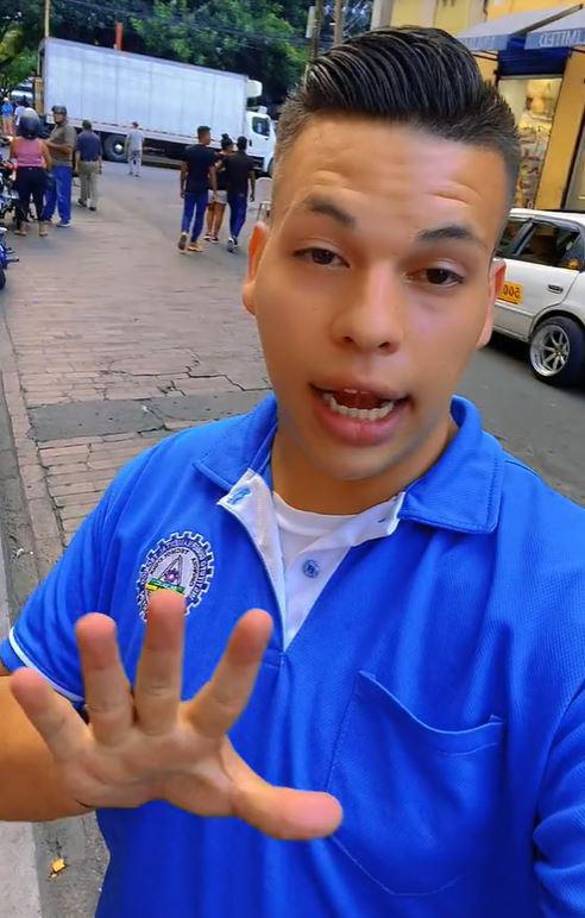 Y en varios vídeos usaba su uniforme de colegio. 