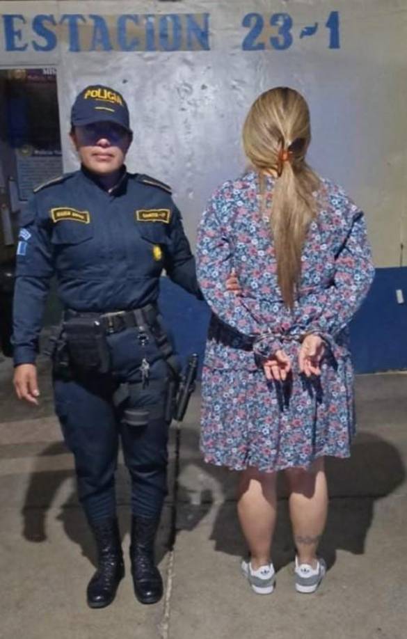 Al momento de su captura, la mujer vestía un vestido con estampado de flores y tenis, fue trasladada a una estación de Chiquimula.