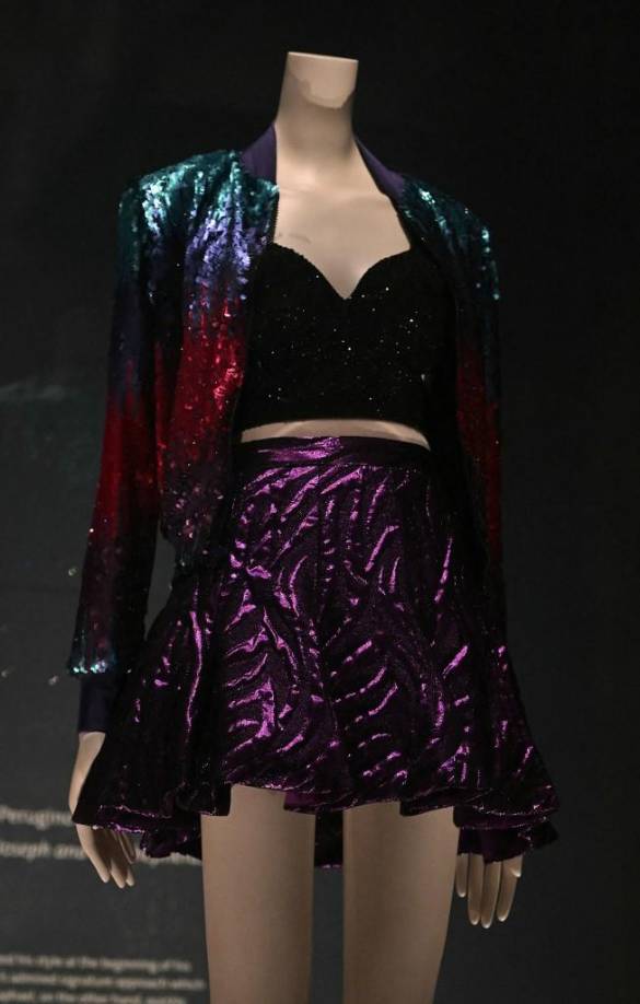 Un conjunto que lució la artista estadounidense Taylor Swift en su gira mundial de 1989, diseñado por Jessica Jones,.