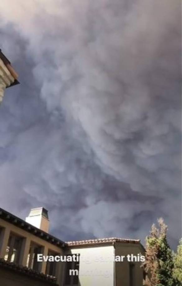 La protagonista de 'A Star is Born' publicó un video del momento en que trasladaba sus pertenencias, mientras grandes nubes de humo se acercaban a su mansión.