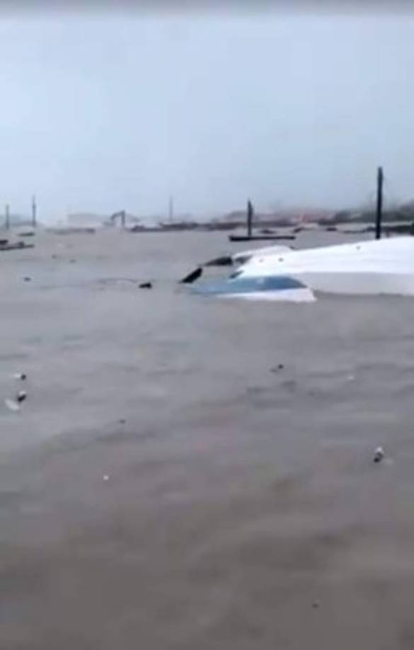 'Inicialmente tenía que golpear directamente a Florida', pero ahora parecía dirigirse a Georgia y Carolina del Sur, dijo, y agregó que el camino de Dorian podría cambiar nuevamente. Trump anuló el viaje que debía efectuar a Polonia este fin de semana.<br/><br/>El gobernador de Carolina del Sur, Henry McMaster, declaró emergencia en el estado. 'La fuerza y la imprevisibilidad de la tormenta nos obliga a estar preparados ante todos los escenarios', señaló.