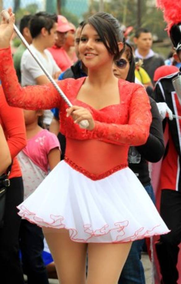 En un traje rojo con blanco esta joven capitalina fue una de las más aplaudidas este 15 de septiembre.