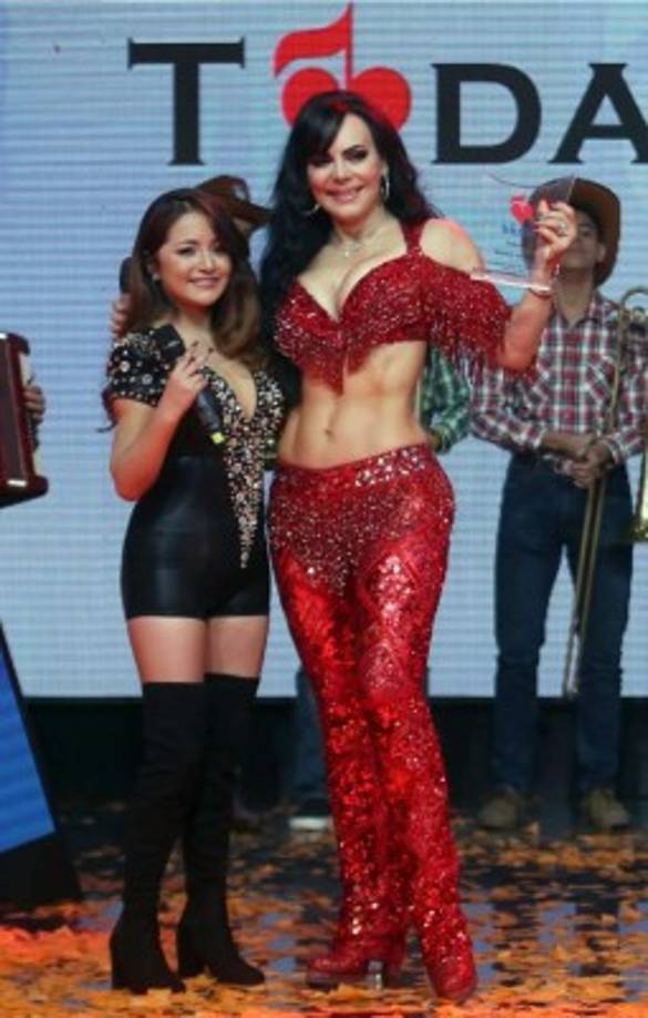 Maribel junto a la joven mexicano Rubí Ibarra García, conocida como la quinceañera más famosa.