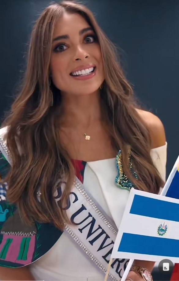 ”Me traje mi bandera ya que ustedes me han recibido con todo el amor del mundo y quiero enamorarme de este país hermoso que se llama El San Salvador”, dijo la reina. 