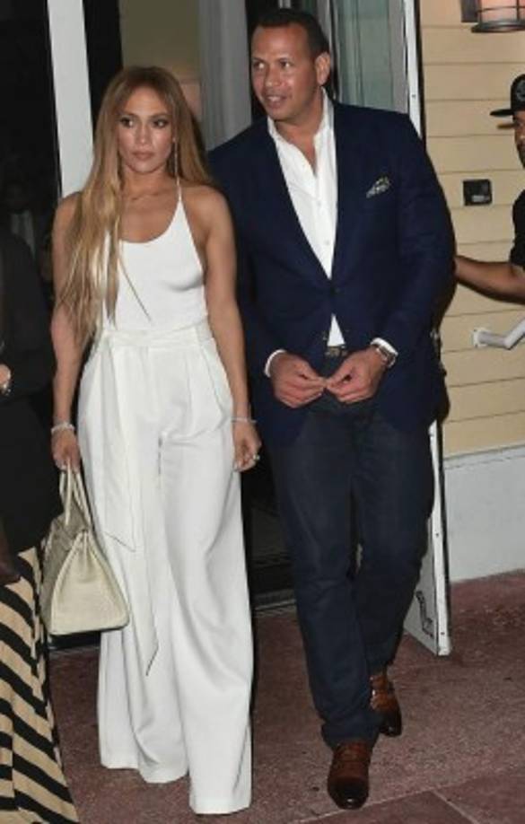 Después de disfrutar junto a familiares y amigos, JLo y Alex se dieron un escapada para celebrar en privado con una cena romántica este domingo.