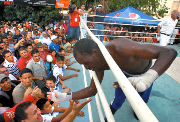 'Muñeco” González se exhibe ante su público